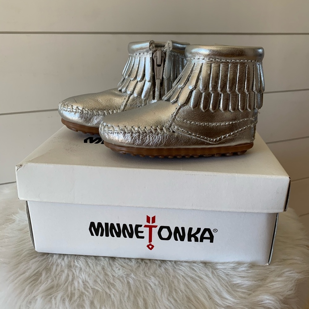 NIB Minnetonka baby moccasins size 3.